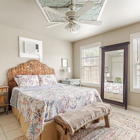 Elm Street Cottage Seguin Ngoại thất bức ảnh