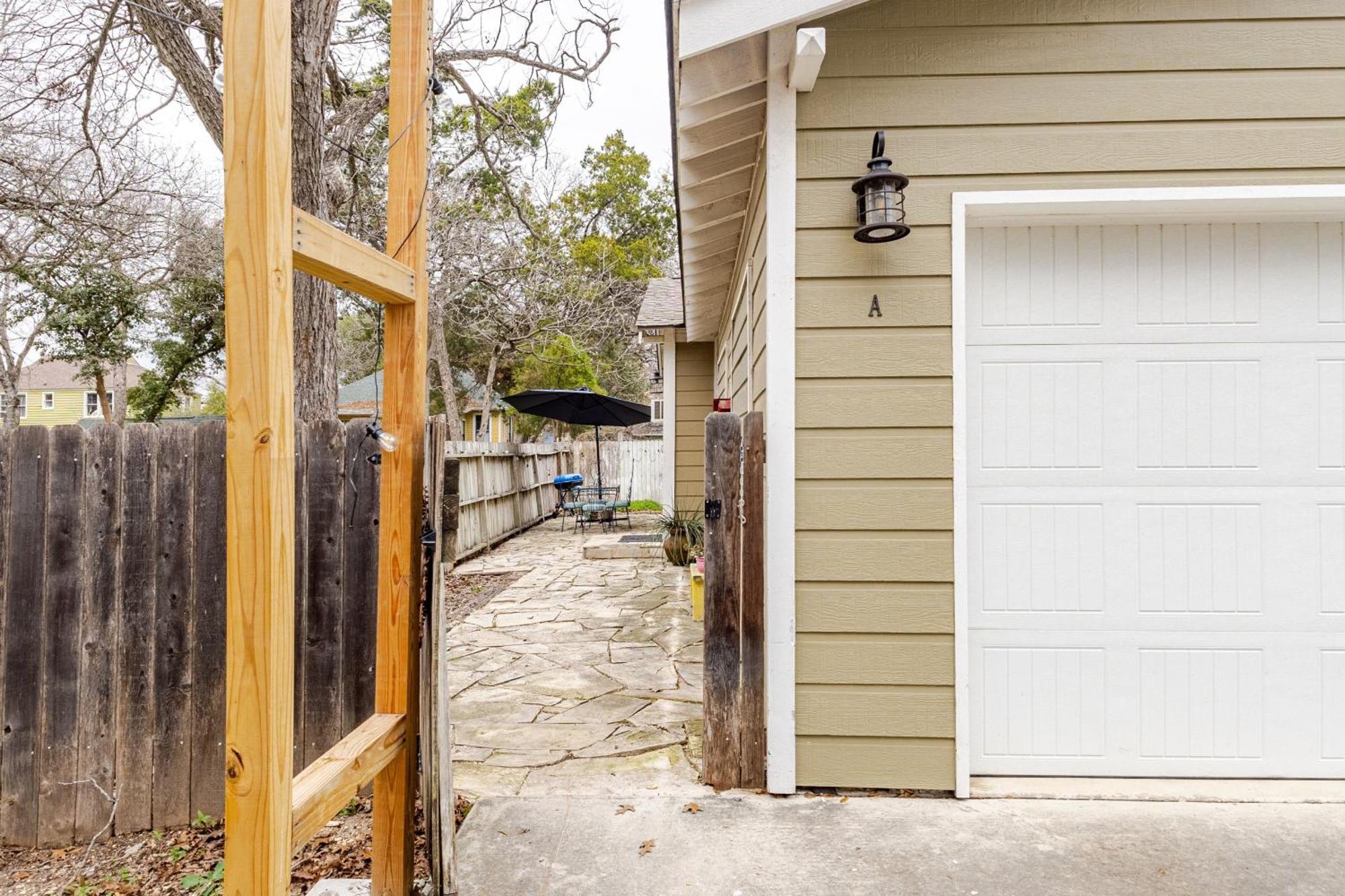 Elm Street Cottage Seguin Ngoại thất bức ảnh