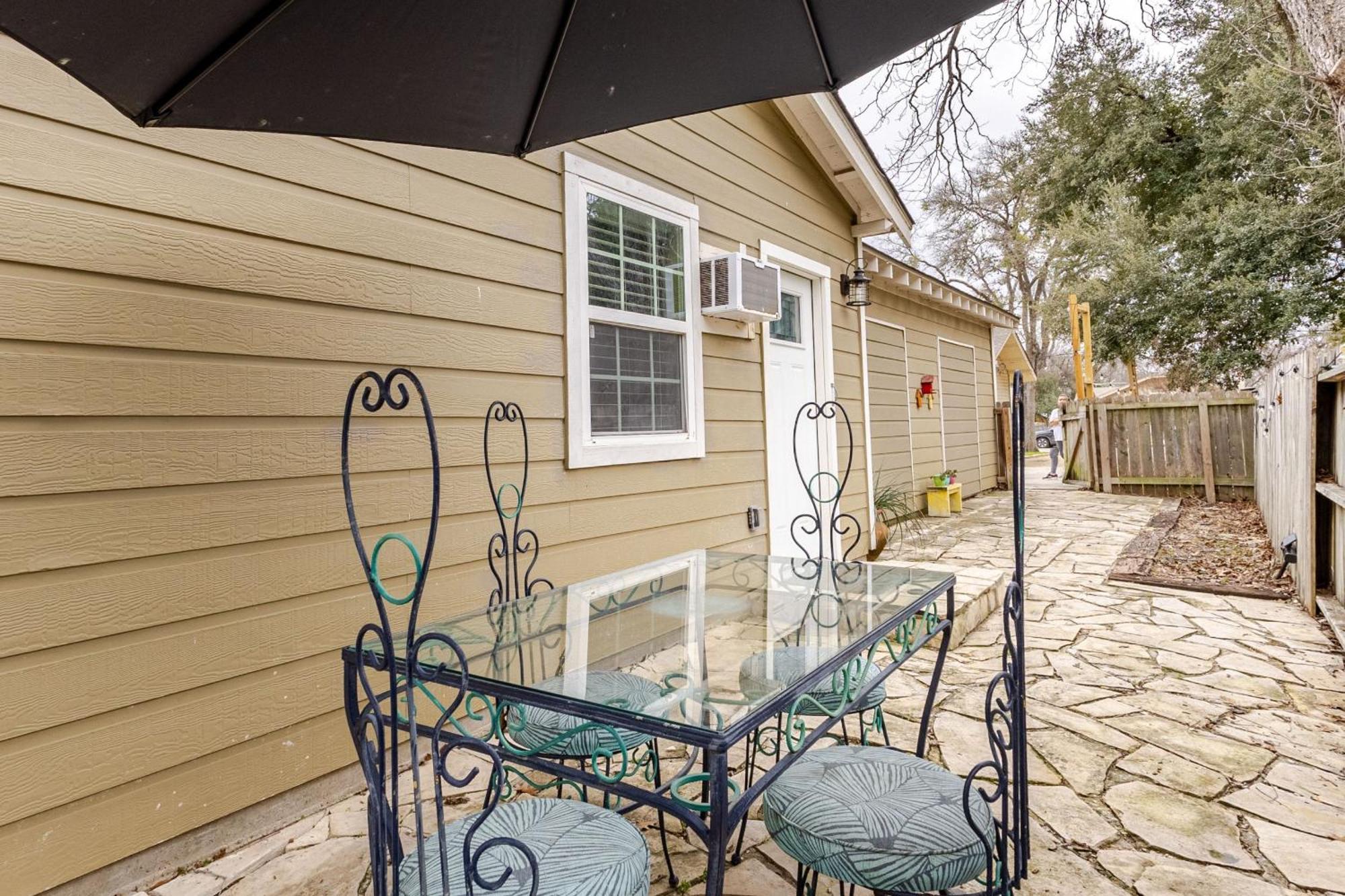 Elm Street Cottage Seguin Ngoại thất bức ảnh